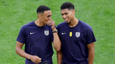 Trent Alexander-Arnold, a la izquierda, charla con Jude Bellingham antes de que Inglaterra se enfrente a Holanda en la pasada Eurocopa celebrada de Alemania.