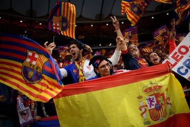 Banderas de España y esteladas conviven entre la afición culé