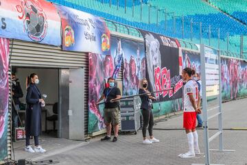 El jugador del Leipzig, Yussuf Poulsen, respondiendo a los medios de comunicación tras el encuentro frente al Freiburg.