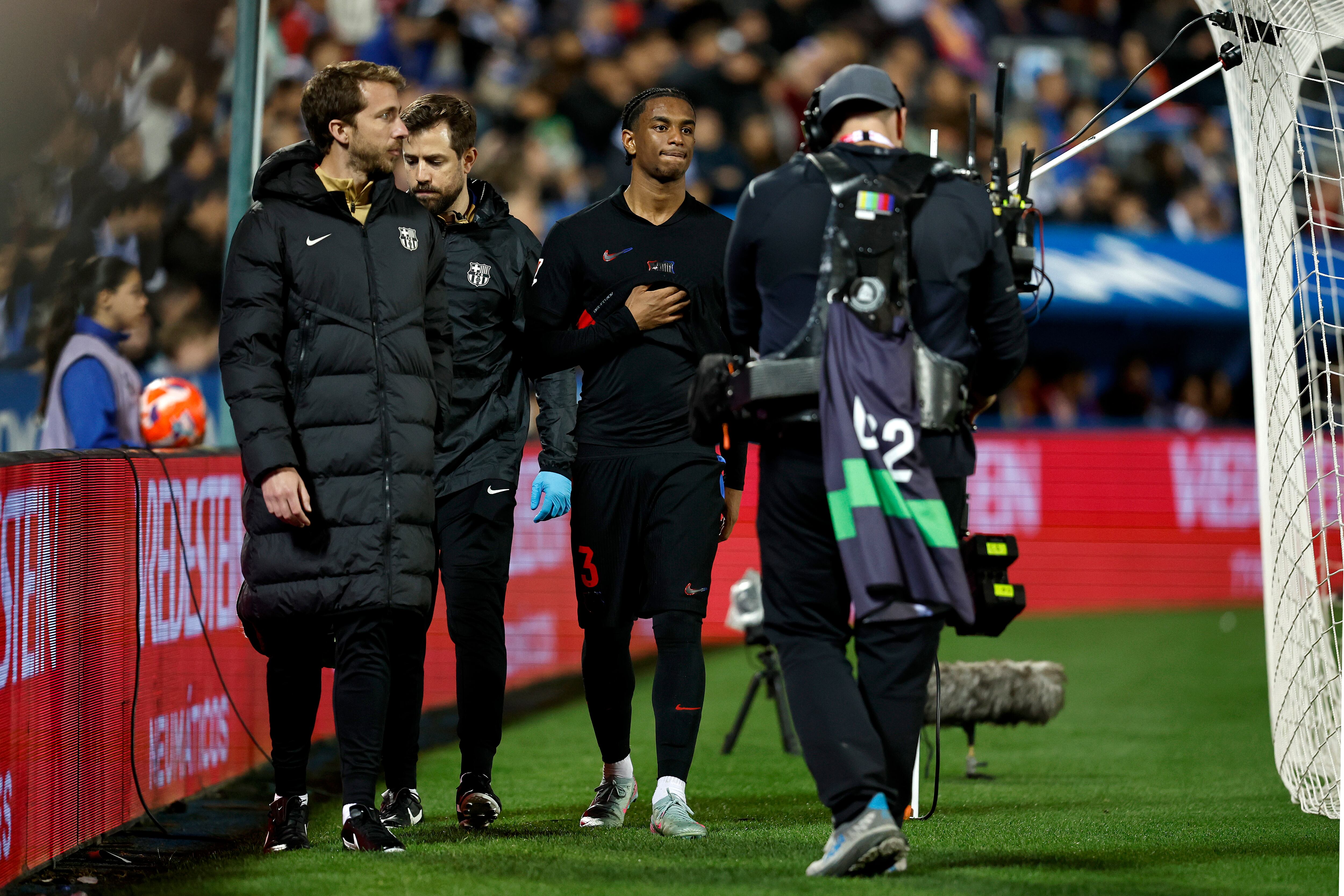 احتمال عودة أليخاندرو بالدي من الإصابة في الكلاسيكو ضد ريال مدريد كبديل