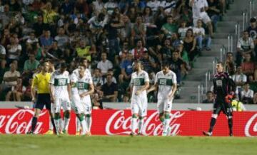 Desolación de los jugadores del Elche.