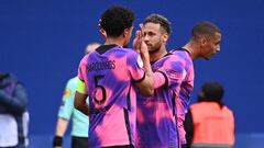 Paris Saint-Germain&#039;s Brazilian defender Marquinhos (L) is congratulated by Paris Saint-Germain&#039;s Brazilian forward Neymar after scoring a goal during the French L1 football match between Paris Saint-Germain and RC Lens at the Parc des Princes s