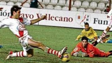 <b>SALVADOR. </b>Aganzo marcó el gol del empate del Rayo al aprovechar un gran pase de Pachón desde la izquierda.