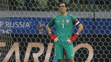 El arquero de la seleccion chilena Claudio Bravo se lamenta tras el gol de Brasil durante el partido clasificatorio al mundial de Rusia 2018 disputado en el estadio Allianz Parque de Sao Paulo, Brasil.