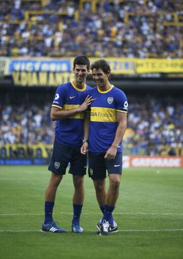 Famosos que han posado con la camiseta de Boca o River