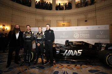 El Royal Automobile Club fue el lugar elegido para la presentación del nuevo monoplaza de la escudería Haas F1 Team que tendrá de pilotos a Grosjean y Magnussen. 