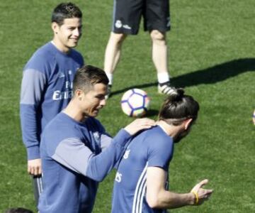 Gran ambiente entre los jugadores del Real Madrid durante el entrenamiento.