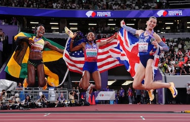 La medallista de oro Melissa Jefferson-Wooden, de EE. UU., celebra tras la final de 200 metros con la medallista de plata Amy Hunt, de Gran Bretaña, y la medallista de bronce Shericka Jackson, de Jamaica.
