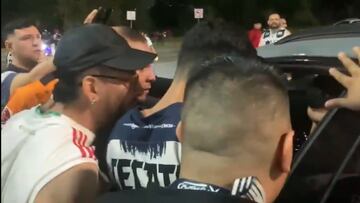 Afición de Rayados agredió verbalmente e intimidó a los jugadores al prohibirles el paso vehicular