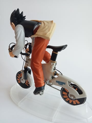 Figura de Gohan en bicicleta por Banpresto