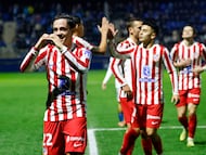 PALMA, 17/12/2025.- El delantero del Atlético de Madrid Giacomo Raspadori (i) celebra con sus compañeros el primer gol ante el Atlético Baleares, durante del encuentro correspondiente a los dieciseisavos de final de la Copa del Rey que disputan hoy miércoles en el estadio Balear. EFE/Cati Cladera