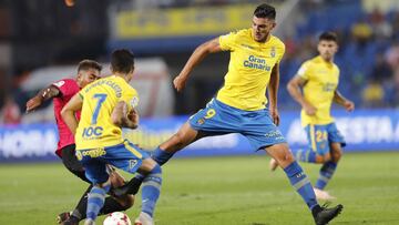 Rafa Mir trata de robar un balón contra el Alcorcón.