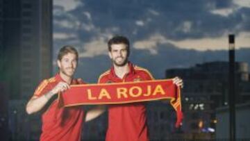 Ramos y Piqué posaron así para AS en la víspera de la final de la Eurocopa de 2012 frente a Italia.
