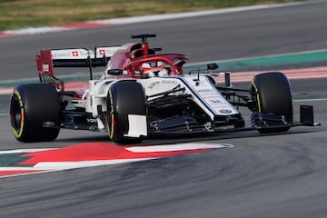 Kimi Raikkonen y Antonio Giovinazzi, los pilotos, destaparon el C38 desarrollado por Sauber con su decoración final, blanca y roja como en 2018.