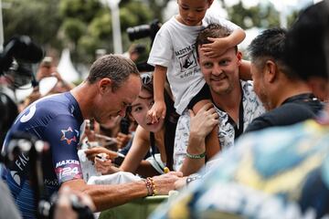 Chris Froome firma autógrafos en el Critérium de Singapur.