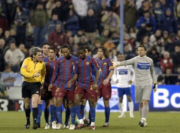 Samuel Etoo, delantero camerunés del Barcelona, amagó con retirarse del terreno de juego en La Romareda a causa de insultos racistas. Llegó a pedir el cierre del estadio zaragocista por un año.