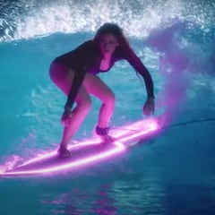 Shakira muestra sus progresos con el surf en 'Don't wait up'