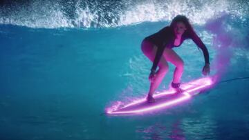 Shakira surfeando una ola en Siam Park (Tenerife, Islas Canarias) con una tabla Pukas iluminada con luces LED para su videoclip Don't Wait Up.