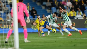 Álex Martín, en acción defensiva en el partido contra Las Palmas