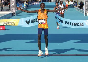 El keniano Lawrence Cherono (2h05:12) se impuso al sprint







