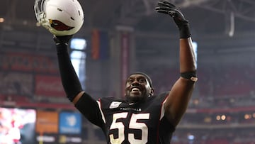 GLENDALE, ARIZONA - OCTOBER 10: Chandler Jones #55 of the Arizona Cardinals celebrates after defeating the San Francisco 49ers 17-10 at State Farm Stadium on October 10, 2021 in Glendale, Arizona.   Christian Petersen/Getty Images/AFP
 == FOR NEWSPAPERS, 