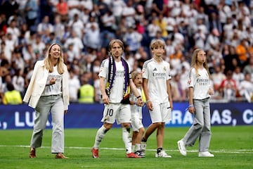 Impresionante despedida de la afición a Luka Modric durante su último cambio en el Bernabéu. En la foto, Modric rodeado de su familia. 