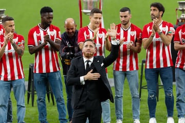 Iker Muniain, acompañado por sus compañeros de equipo, saluda a la grada durante el homenaje que ha recibido 