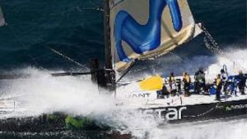 <b>A LA DERIVA.</b> Los tripulantes confían en que el barco haya sobrevivido a las malas condiciones.