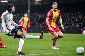 El defensor del Ajax, Devyne Rensch, dispara para anotar el tercer gol de su equipo.