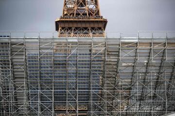 Los Juegos Olímpicos de 2024 están a la vuelta de la esquina. Se llevarán a cabo entre el 26 de julio y el 11 de agosto de 2024 en la ciudad de París. Por ello, el monumento más famoso de la capital francesa se prepara para la ocasión: la Torre Eiffel se pintará de un brillante color dorado-marrón para atraer todas las miradas de los visitantes.