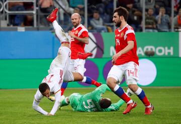 Rodrigo fue a rematar ante el portero ruso Lunev, que recibió el impacto de la rodilla que le hizo sangrar y fue retirado en camilla.