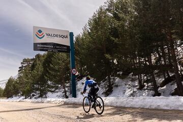 El giro a izquierdas con el cartel de Valdesquí (justo el giro a la derecha sería para entrar a la provincia de Segovia) donde se celebrará el podio de La Vuelta 2024 en una etapa que partirá desde el Distrito Telefónica.
