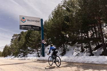 El giro a izquierdas con el cartel de Valdesquí (justo el giro a la derecha sería para entrar a la provincia de Segovia) donde se celebrará el podio de La Vuelta 2024 en una etapa que partirá desde el Distrito Telefónica.
