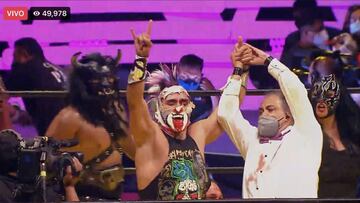 Psycho Clown levanta los brazos al ganarle a rey Escorpión