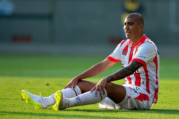 Los entonces jugadores del Necaxa golpearon fuertemente a un joven de 22 años al salir de un antro en Aguascalientes, quien falleció tres meses después por la gravedad de sus lesiones. Los hechos ocurridos en 2015 fueron captados por cámaras de seguridad, suficiente para recibir auto de formal prisión por el delito de lesiones dolosas calificadas con ventaja.