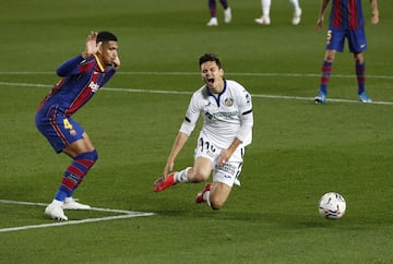 3-2. Ronald Araujo derribó a Enes Unal y el árbitro Figueroa Vázquez, tras revisar la jugada en el VAR, señaló penalti.