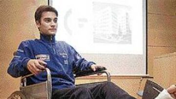 <b>EN SILLA DE RUEDAS.</B> Pedrosa, ayer, en una clínica de Barcelona.