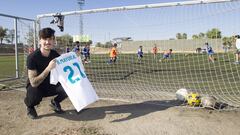 Jaime, amigo de toda la vida de Mayoral, posa con su camiseta en el Complejo Deportivo Alfredo di St&eacute;fano, donde el delantero marc&oacute; sus primeros goles.
 