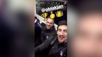 Los compa?eros le cantan una canci¨®n del Wanda y se muere de verg¨¹enza: la cara de Oblak