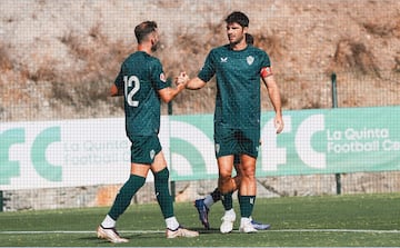 Melero felicita a Baptistao por su gol.