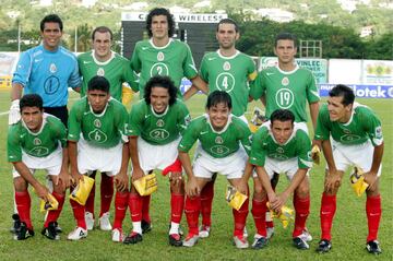 Duelo de clasificación para la Copa del Mundo de Alemania 2006.
Carlos Salcido, Mario Méndez, Jaime Lozano, Antonio Naelson Sinha, Francisco Rodríguez. . .