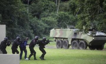 Los miembros de la Marina de Brasil participan en un simulacro mostrando su capacidad operativa para combatir los ataques terroristas y los posibles disturbios durante la próxima Copa de Confederaciones.