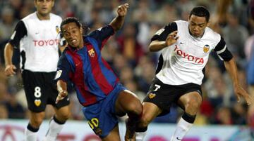 Oliveira y Ronaldinho durante un Barcelona-Valencia en la 03-04.