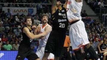 Simpson (Tuenti Estudiantes) trata de frenar a Akindele (Montakit Fuenlabrada), el jugador más valorado de la jornada.