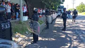 Detienen a barras de River que portaban armas y drogas camino al partido de Copa 