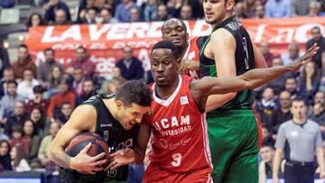 GRAF3516.MURCIA, 30/12/2018.- El base argentino de Divina Seguros Joventut Nico Laprovittola (i) intenta entrar en la zona ante la presión del base holandés de UCAM Murcia Charlon Kloof (c), durante el partido de la décimo cuarta jornada de la Liga Endesa que estan disputado hoy en el Palacio de los Deportes de Murcia.. EFE/Marcial Guillén