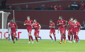 Thomas anot¨® en propia puerta el 1-0 para el Leverkusen.