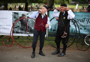 Un grupo de ciclistas toma la salida de la Gran Carrera de Knutsford, en el noroeste de Inglaterra, un evento singular que se celebró por última vez en 2010 y, por lo general, se disputa cada diez años, en el que participan ciclistas individuales y en equipo de todo el mundo, sobre bicicletas clásicas que datan de mediados del siglo XIX.