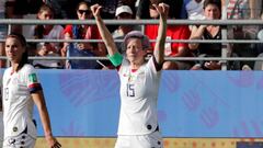 La capitana de la selecci&oacute;n estadounidense, Megan Rapinoe, celebra el segundo gol marcado a Espa&ntilde;a durante el partido de los octavos de final del Mundial de Francia 2019 que disputan en el estadio Auguste Delaune. 