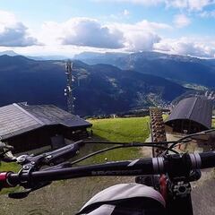 MTB y parapente se dan la mano en el último viral de Kilian Bron